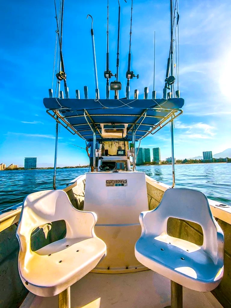Embarcación de Azul Profundo Sportfishing en la bahía de Puerto Vallarta