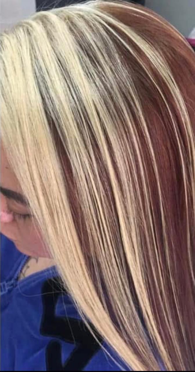 Cabello rubio con luces y acabado liso