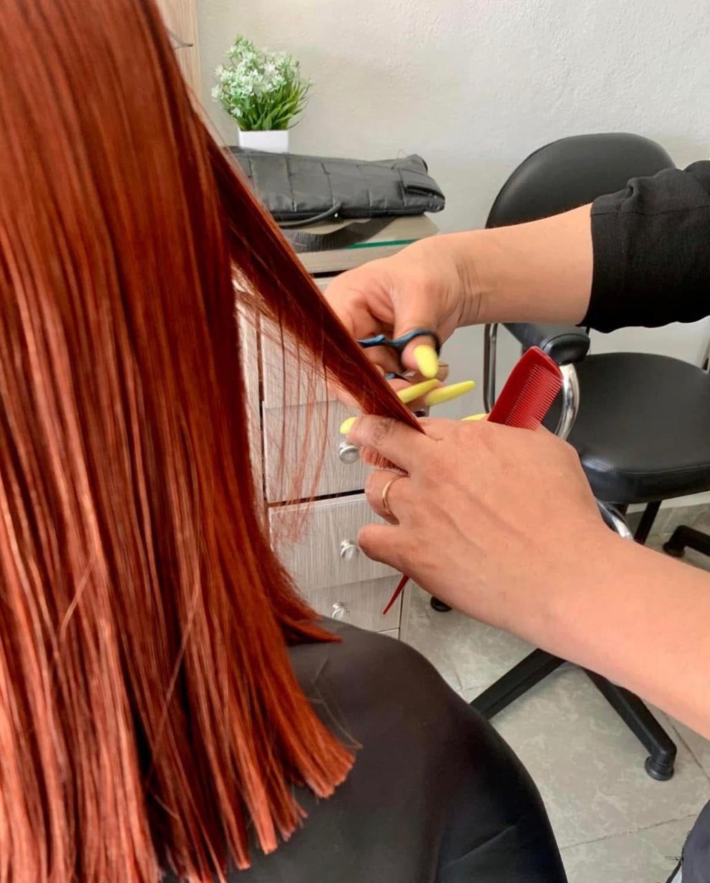 Proceso de corte sobre cabello cobrizo